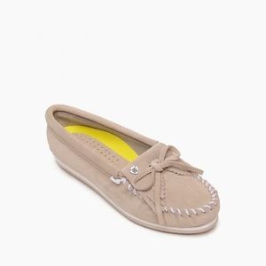 NWT Minnetonka Kilty Plus Moccasin in Stone